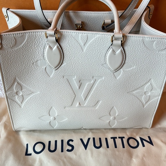 Louis Vuitton OnTheGo MM Cream Tote w/ box and dust bag - Picture 5 of 16